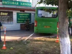 В Тюмени автобус врезался в книжный магазин