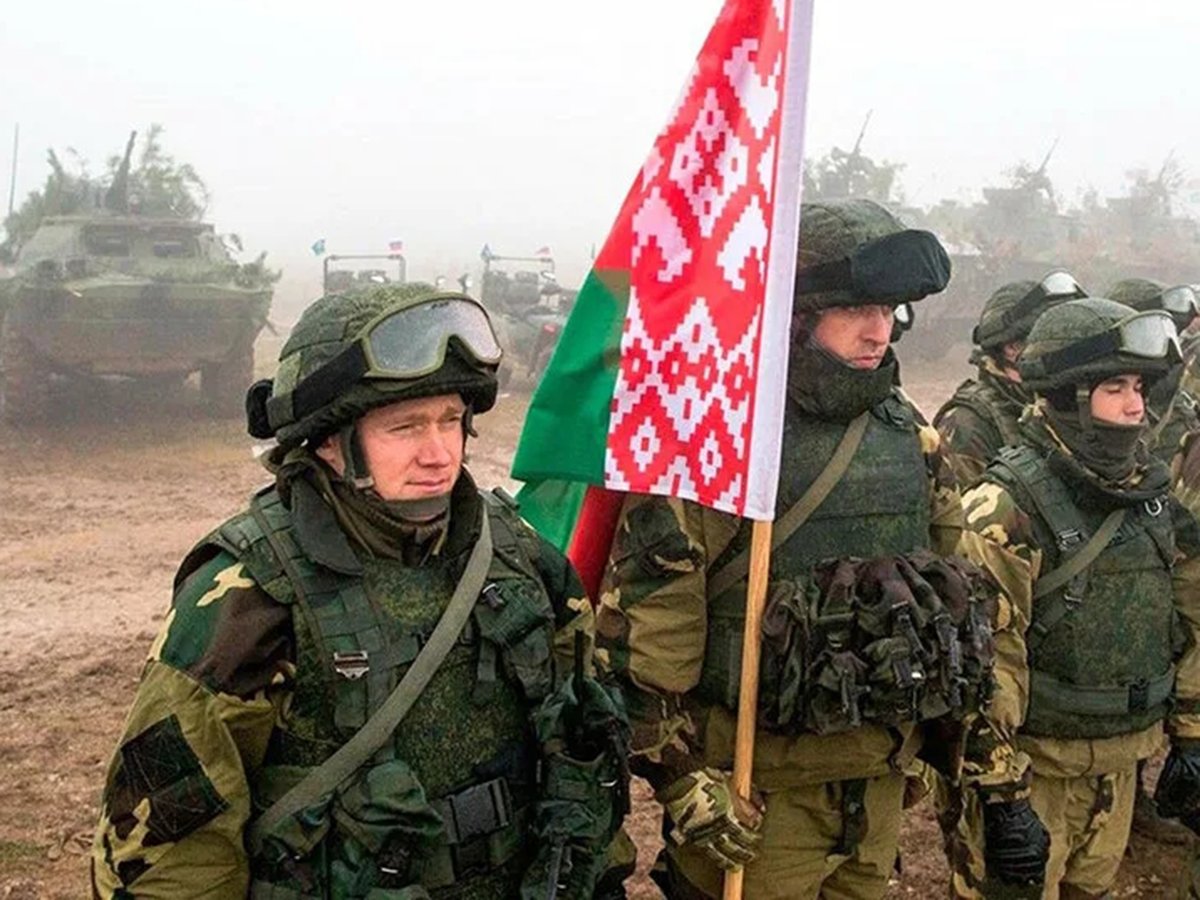 К Минску стягивают войска