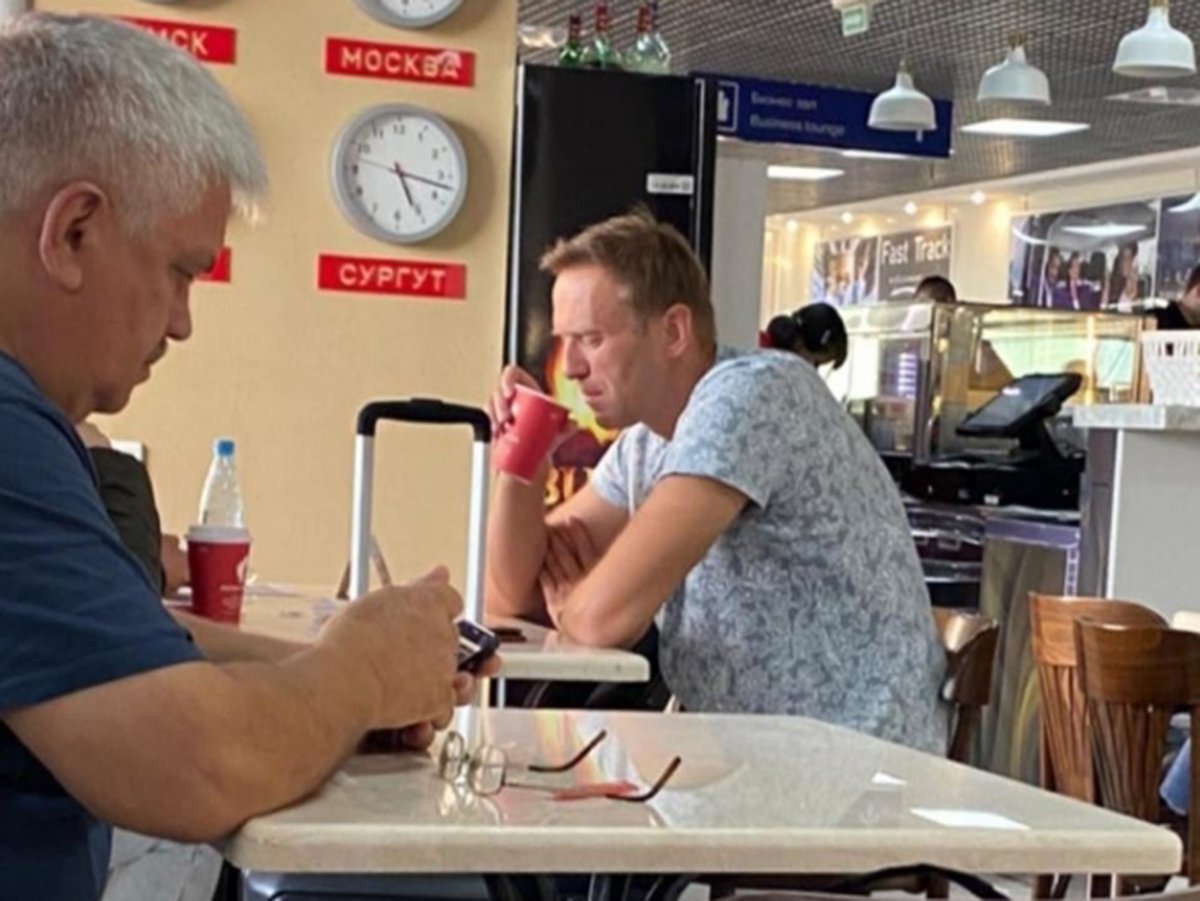Навальный пьет чай в аэропорту