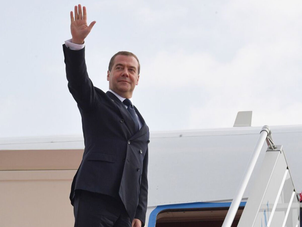 Путин распорядился выдать Медведеву с женой диппаспорт