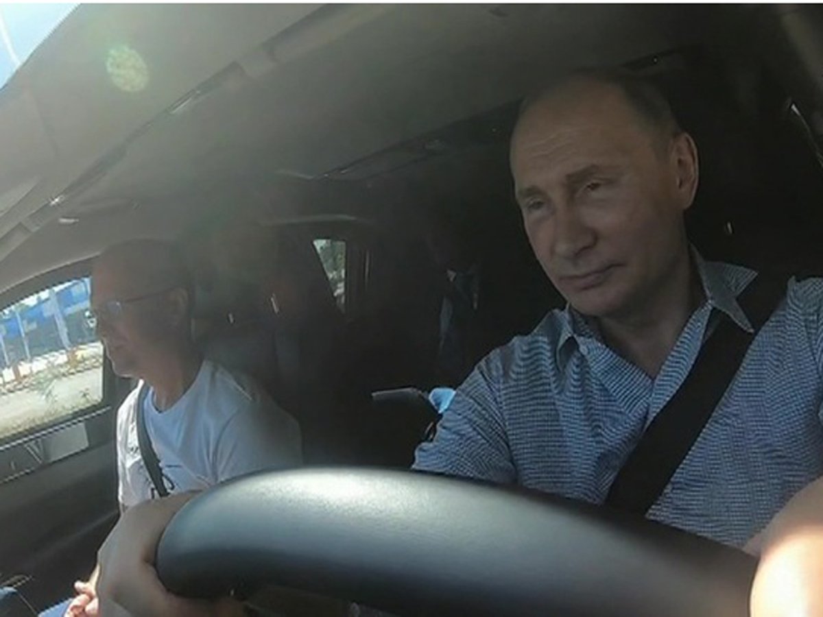 Путин за рулем автомобиля проехал по трассе «Таврида» в Крыму