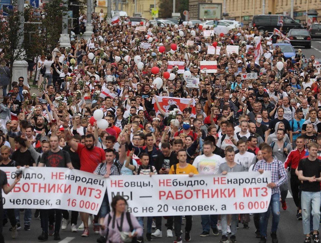 Тысячи жителей Минска вышли к Дому правительства: военные опустили щиты