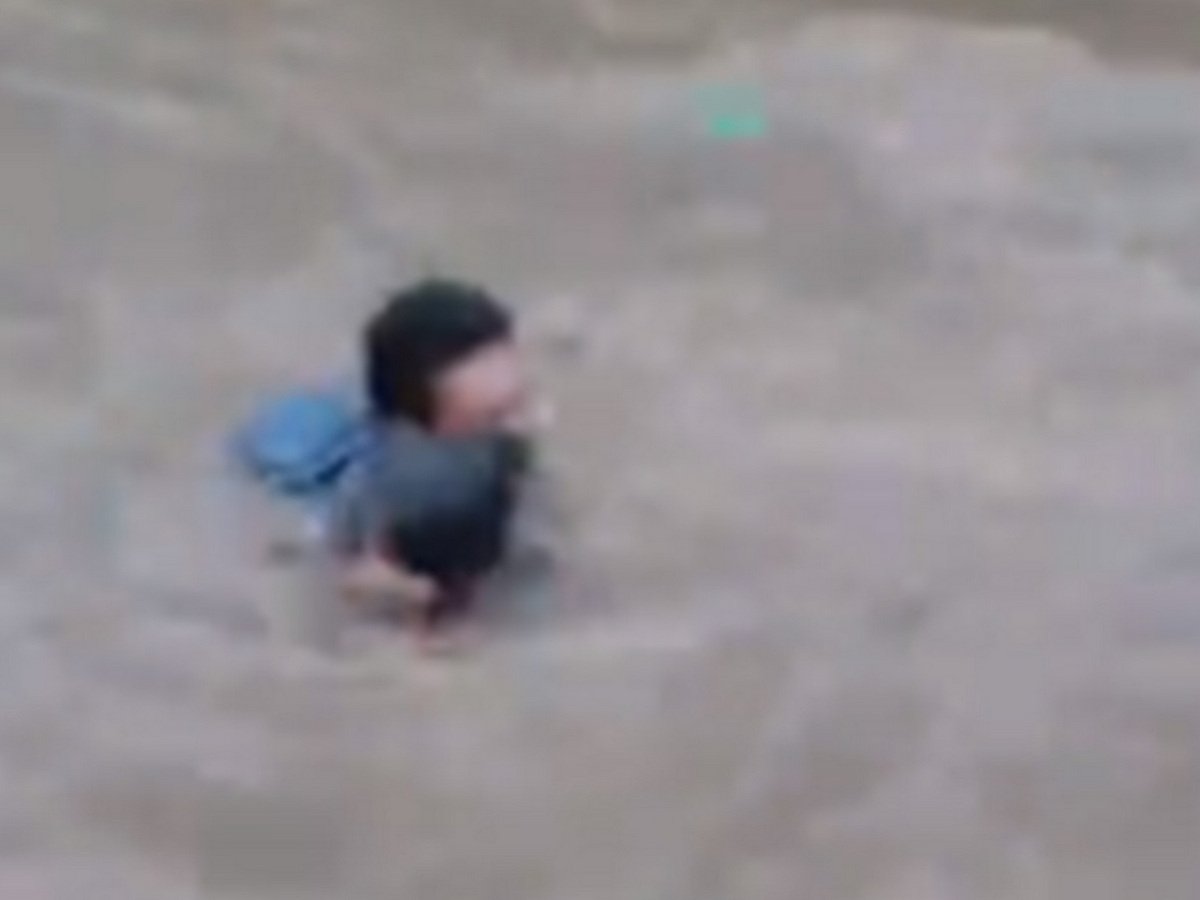 Девушка упавшая в абхазии. Девочка спасает ребенка в реке.