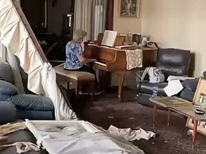 Пожилая ливанка сыграла на пианино в разрушенном доме