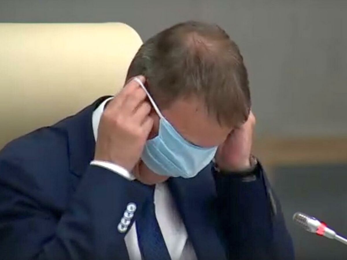 Мэр Барнаула попытался надеть маску 