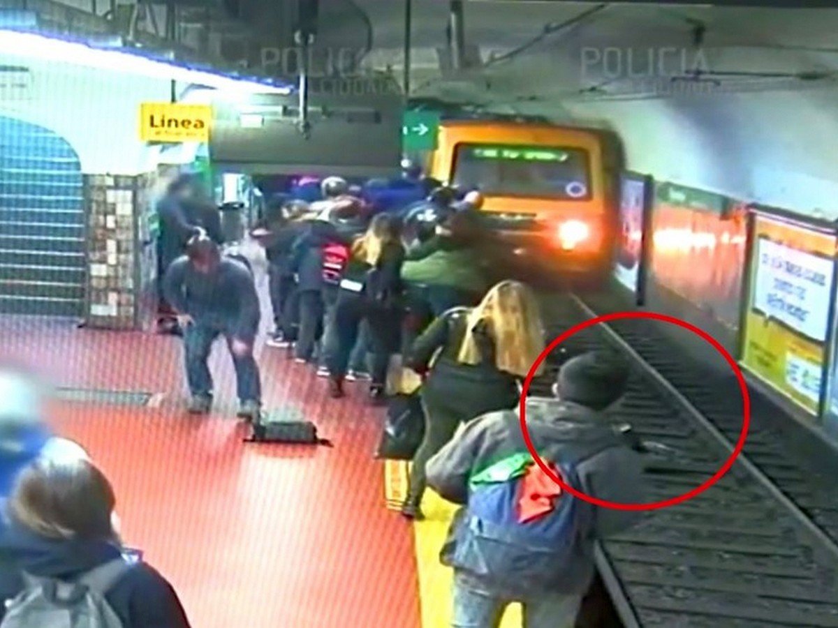 Парень толкнул девушку под поезд. Падение пассажира в метро.