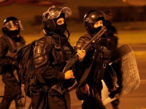 Ставший мемом омоновец в Минске объяснил свои жесты