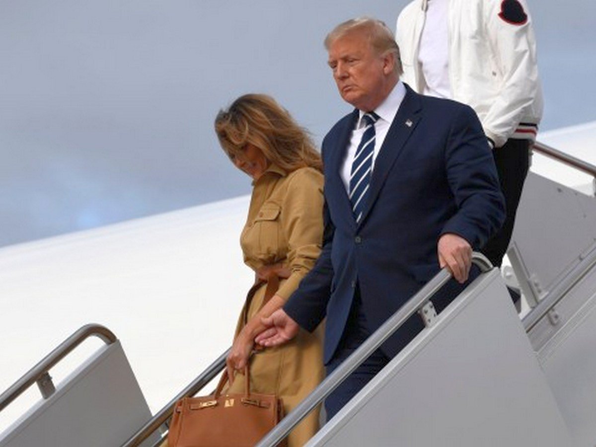 Трамп с супругой у трапа самолета