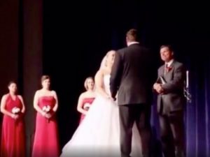Жених, засомневавшийся у алтаря в выборе невесты, стал интернет-звездой