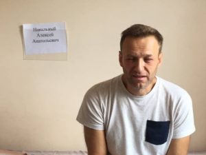 Алексей Навальный может самостоятельно ходить