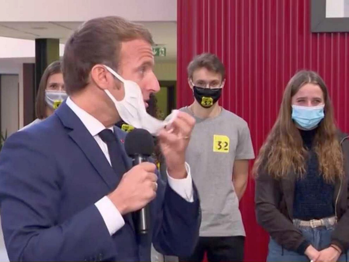 Президент Франции снял маску во время встречи, чтобы откашляться