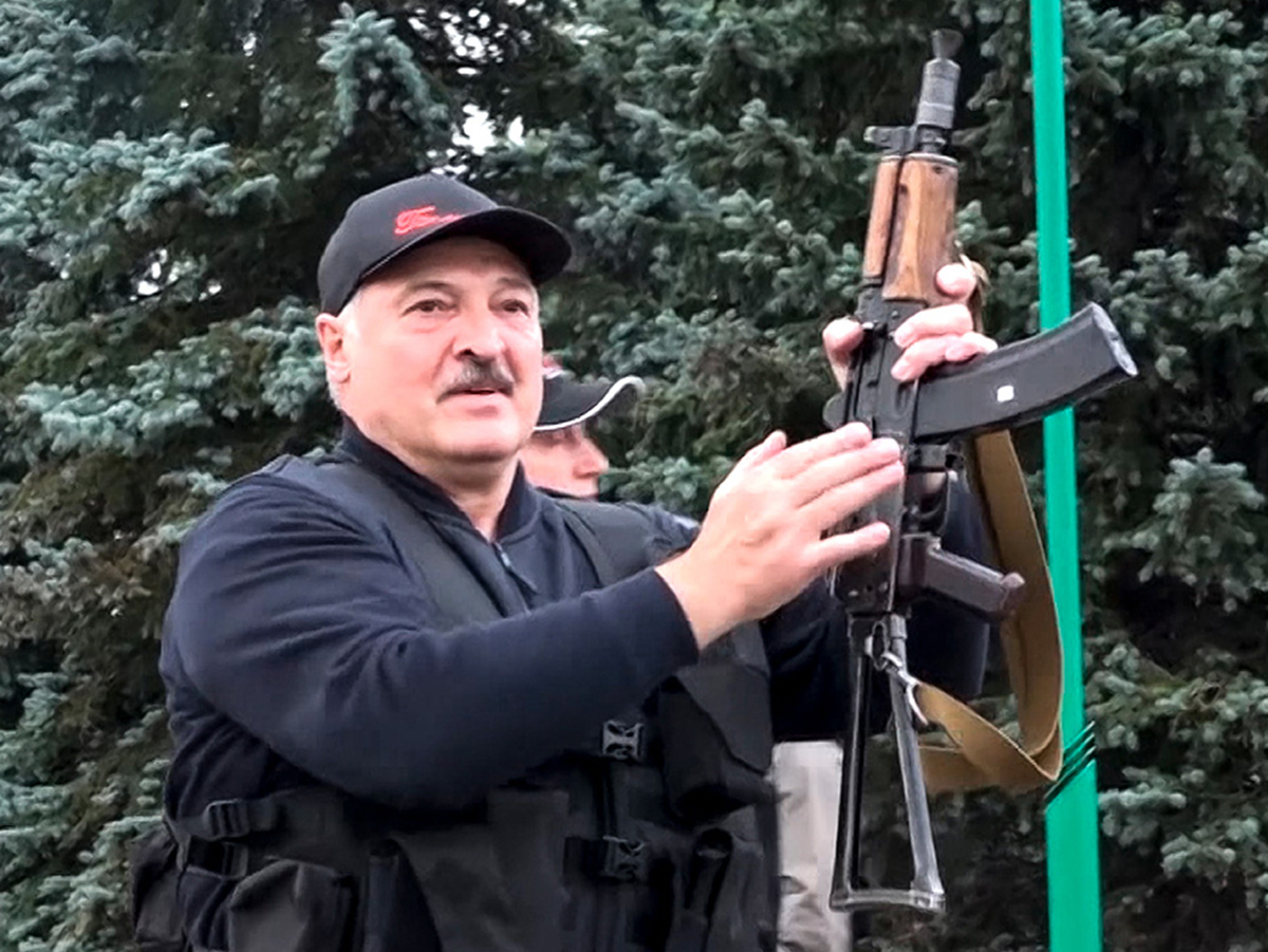 Лукашенко с автоматом