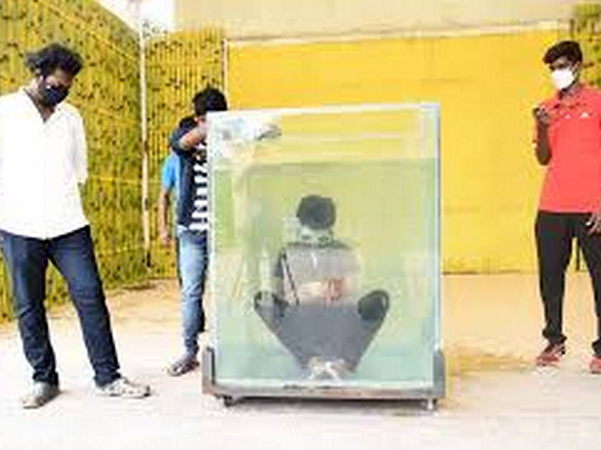 Мужчина собрал шесть кубиков Рубика на одном дыхании, за 2 минуты