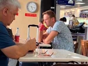 Навальный пьет чай