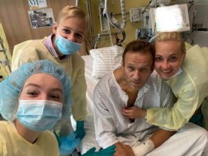 Навальный в больнице с семьей