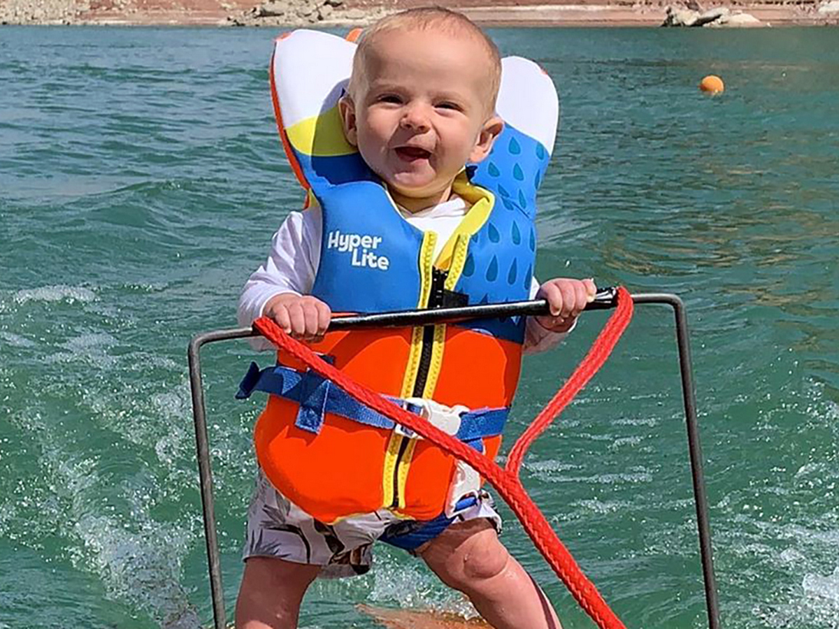 Младенца поставили на водные лыжи в 6 месяцев