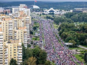 Протестующие в Минске вновь дошли до резиденции Лукашенко