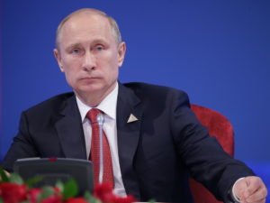Le Monde: Путин в разговоре с Макроном предположил, что «баламут» Навальный сам мог принять «Новичок»