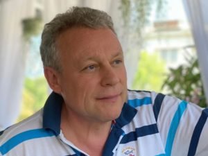 Сергей Жигунов рассказал, как стюардесса вырвала ему зуб в полете