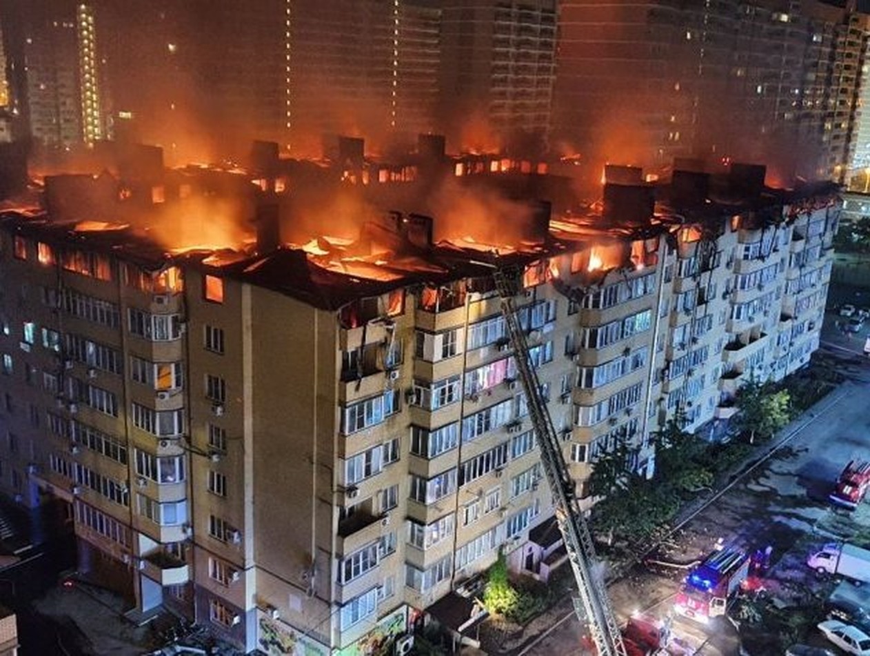 Полыхающую многоэтажку в Краснодаре сняли на видео