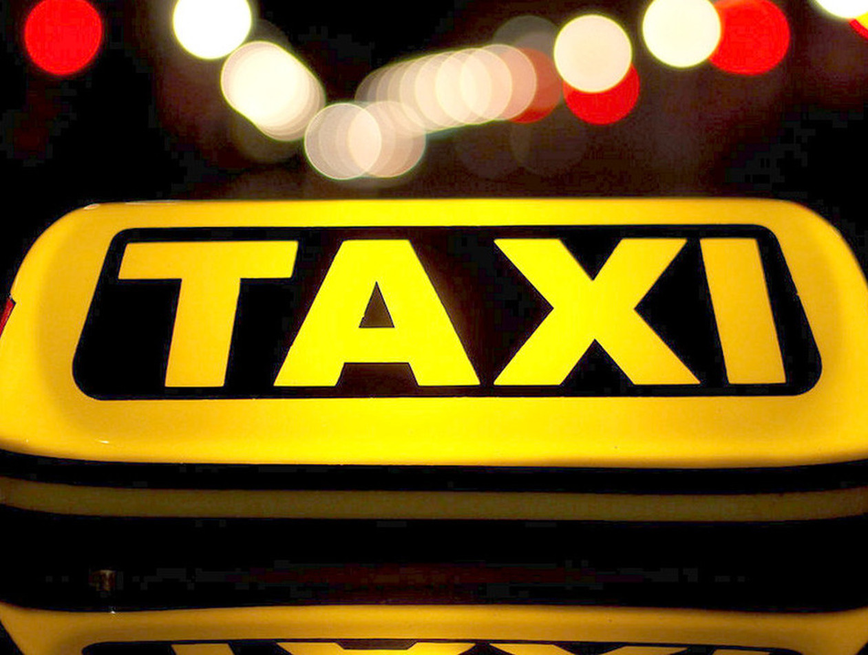 Сибиряк разгромил такси за отказ водителя везти детей без кресла