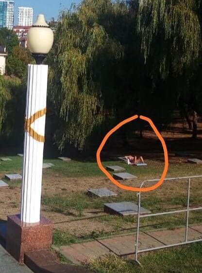 В Сочи туристка загорала на могиле воинов, возмутив жителей