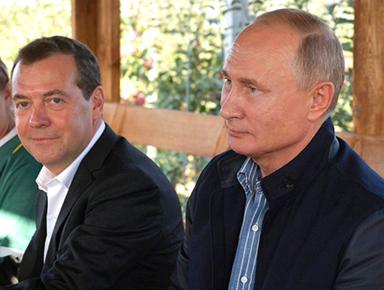 Путин на 55-летие Медведева наградил его орденом «За заслуги перед Отечеством»