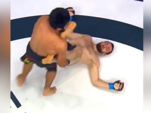 Боец ММА отправил соперника в нокаут лежа