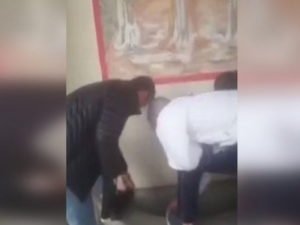 Чченцы помыли ботинки в святом источнике в Калининграде