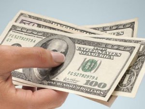 На российских биржах растут курсы мировых валют.