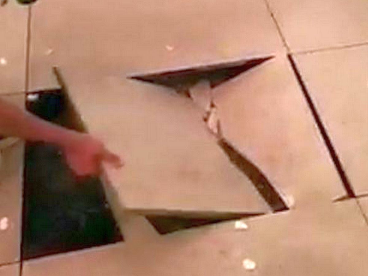 Друг жениха пробил пол на свадьбе и стал интернет-звездой