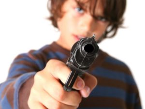 Ребенка с мамой не пустили в самолет в аэропорту Симферополя из-за игрушечного пистолета