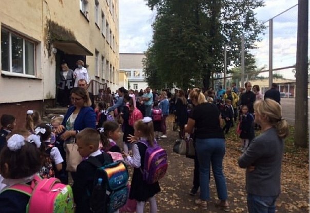 Дети по всей России из-за COVID-19 выстроились в очереди в школы