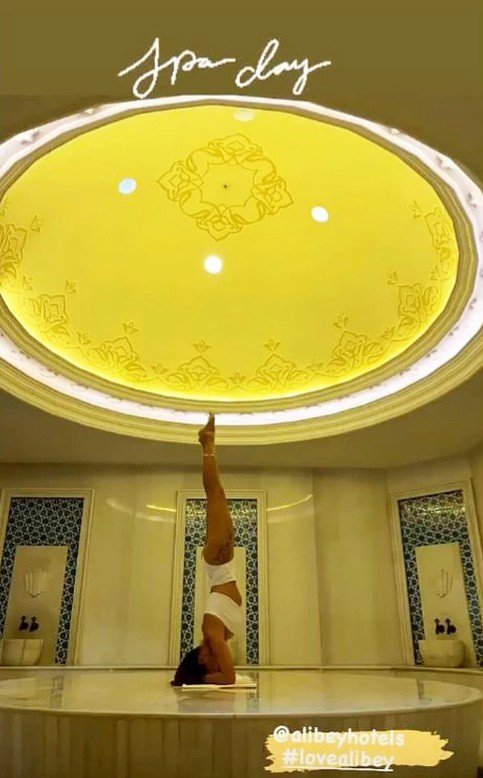 Екатерина Климова стоит на голове