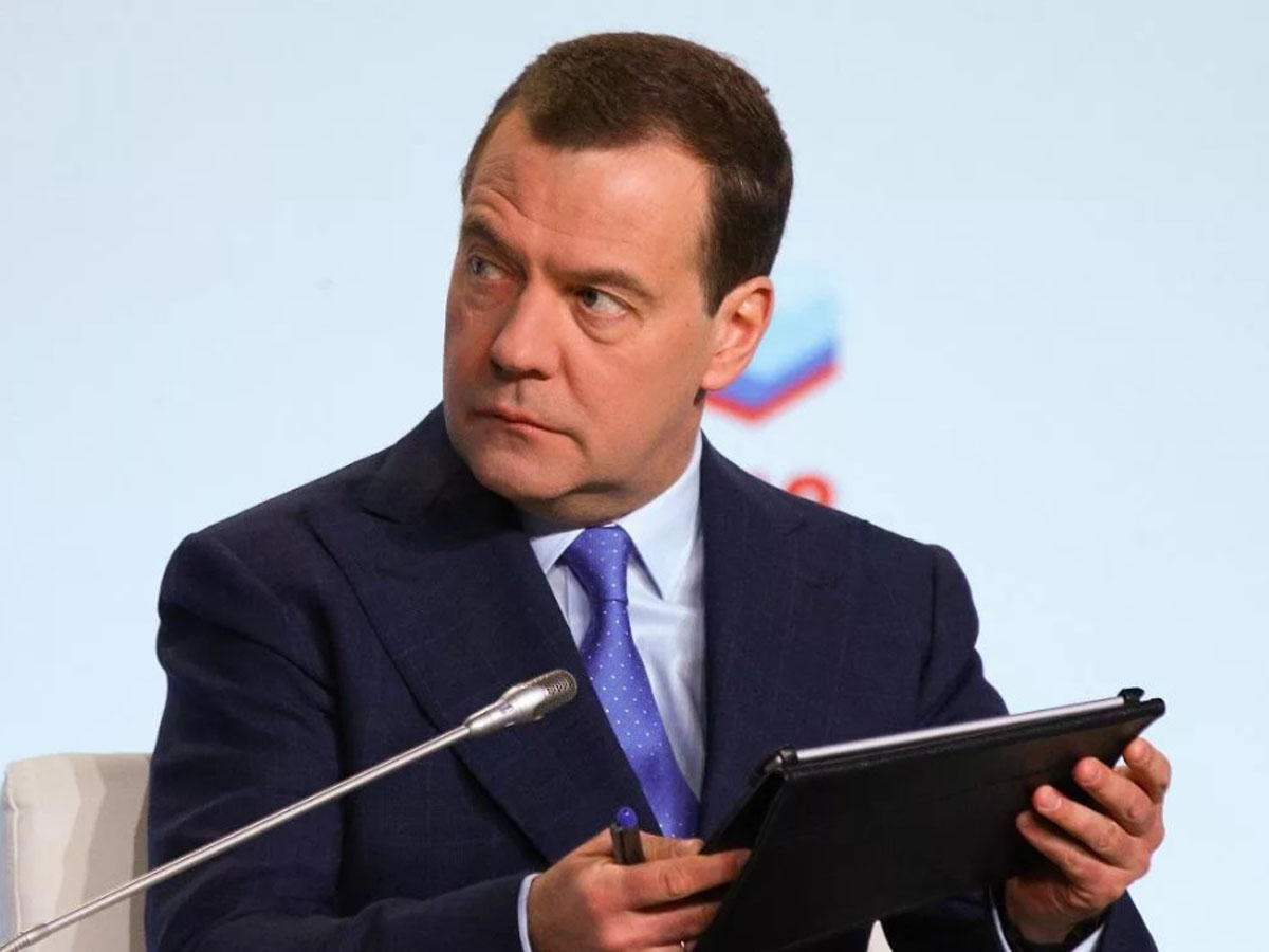 Медведев предложил ввести базовый доход