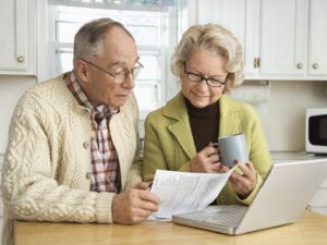 Россиянам указали на опасность хранения пенсий на банковский картах