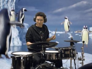 Блогер сыграл на барабанах для виртуальных пингвинов
