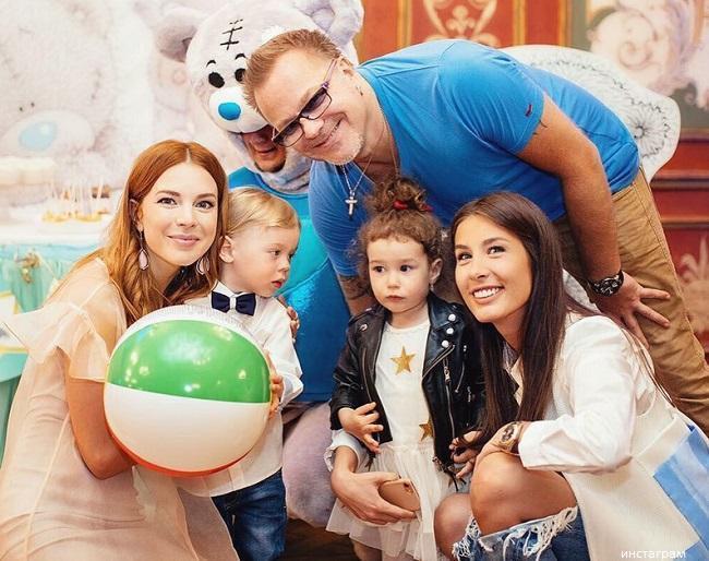 Подольская и Топурия с детьми