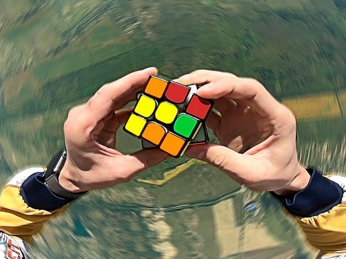 Американец собрал кубик Рубика, прыгнув с парашютом