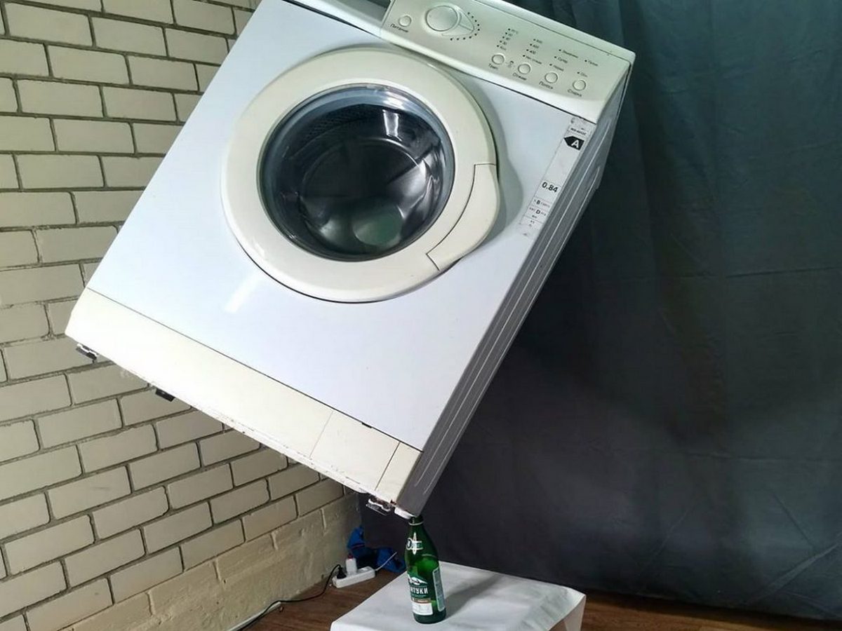 Стиральную машину поставил на бутылку мастер балансировки