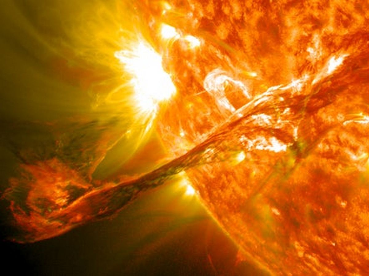 Ученые показали на видео, что будет, если частица Солнца попадет на нашу планету