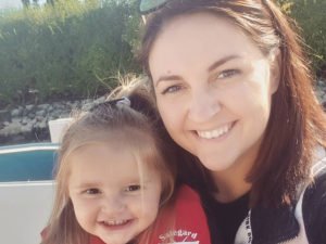 Дочь случайно разослала голые фото матери