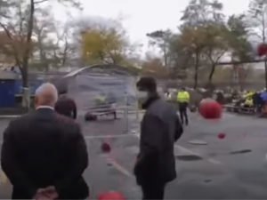 Во Владивостоке закидали касками новое руководство порта