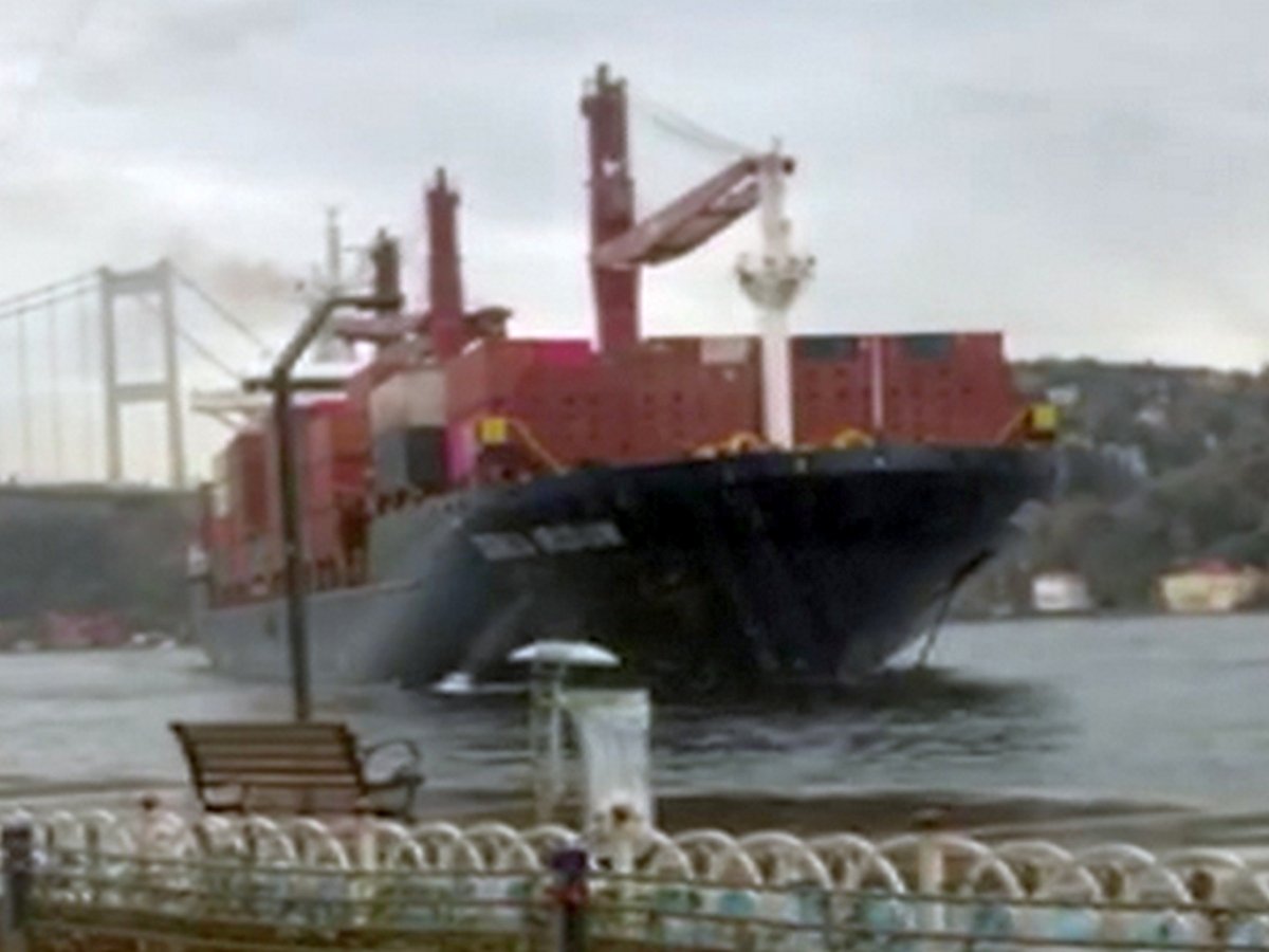 Сухогруз, перегородивший Босфор, попал на видео