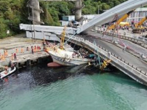 Обрушение 140-метрового моста на Тайване