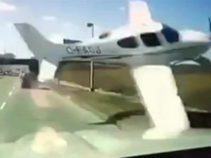 Самолет едва не сбил автомобиль в окрестностях Торонто