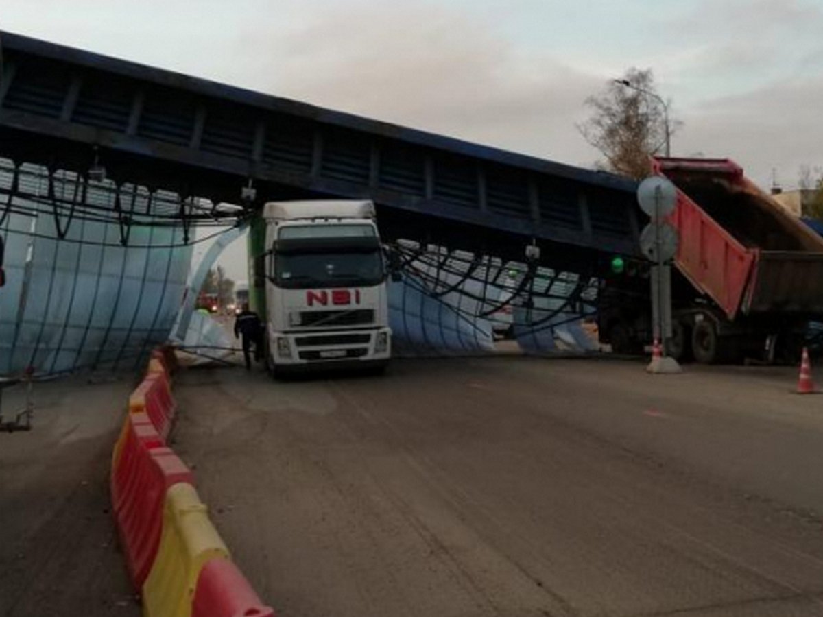 Момент обрушения перехода над М-10 в Любани попал на видео