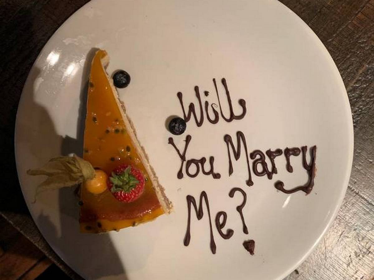 Мужчина разыграл приятеля, заставив его сделать предложение на первом свидании