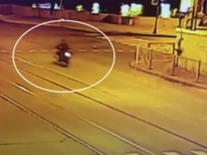 Мотоциклист рухнул с разведенного моста