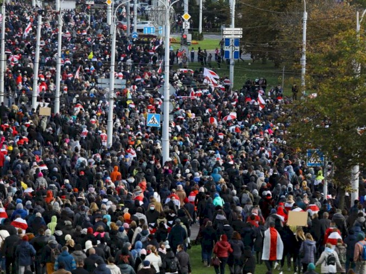 30 тысяч человек вышли на «Партизанский марш» в Минске